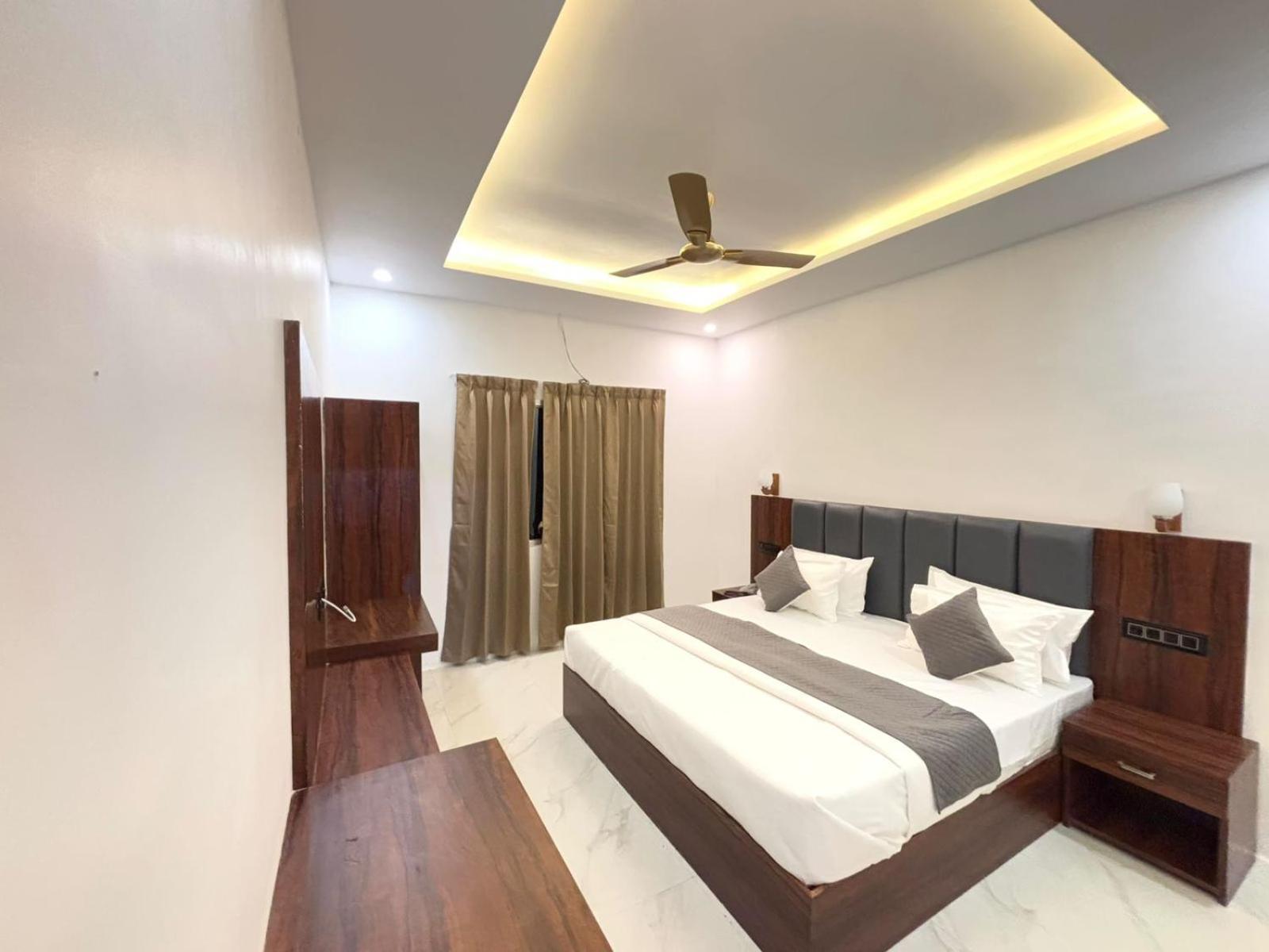 Hotel Omkar Palace Ayodhya Exterior photo